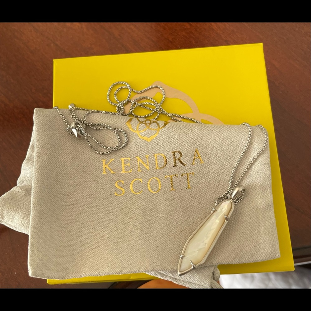 Kendra Scott ivory pearl pendant necklace